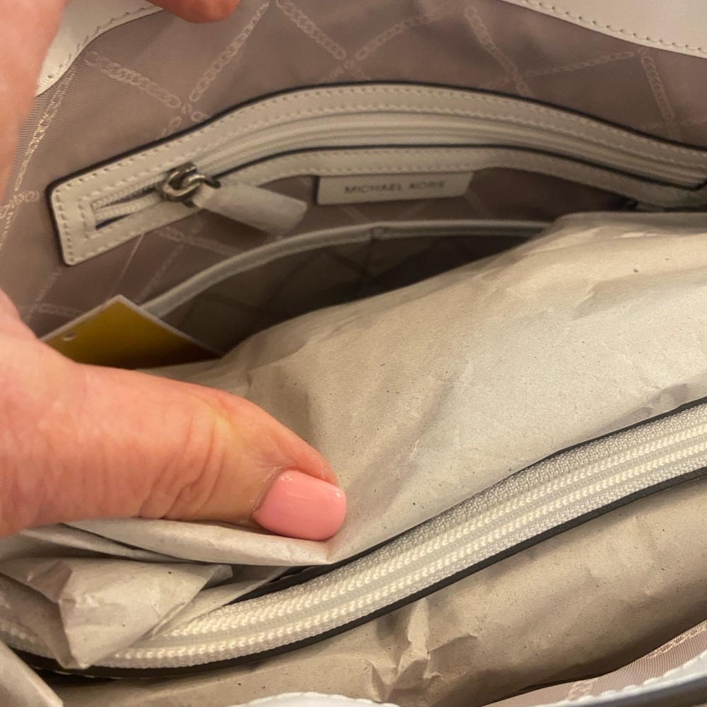 Michael Kors Voyager East West White Beige Signature Tote Authentic NEW w tags 🌷 - Picture 5 of 16